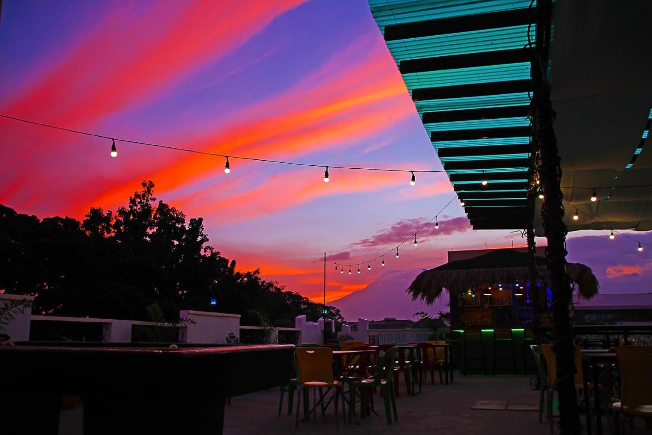 Antwet Backpacker'S Inn & Rooftop Bar Dumaguete City Exterior foto