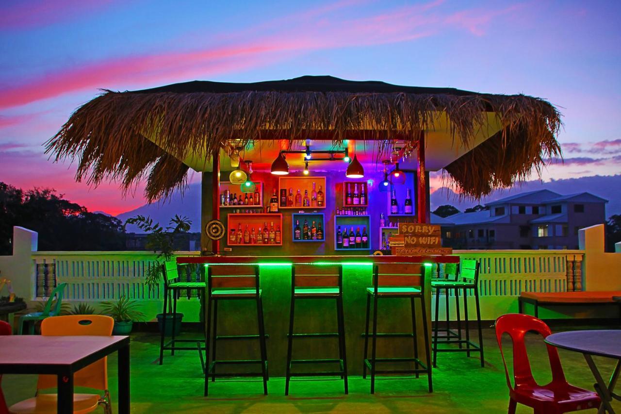 Antwet Backpacker'S Inn & Rooftop Bar Dumaguete City Exterior foto